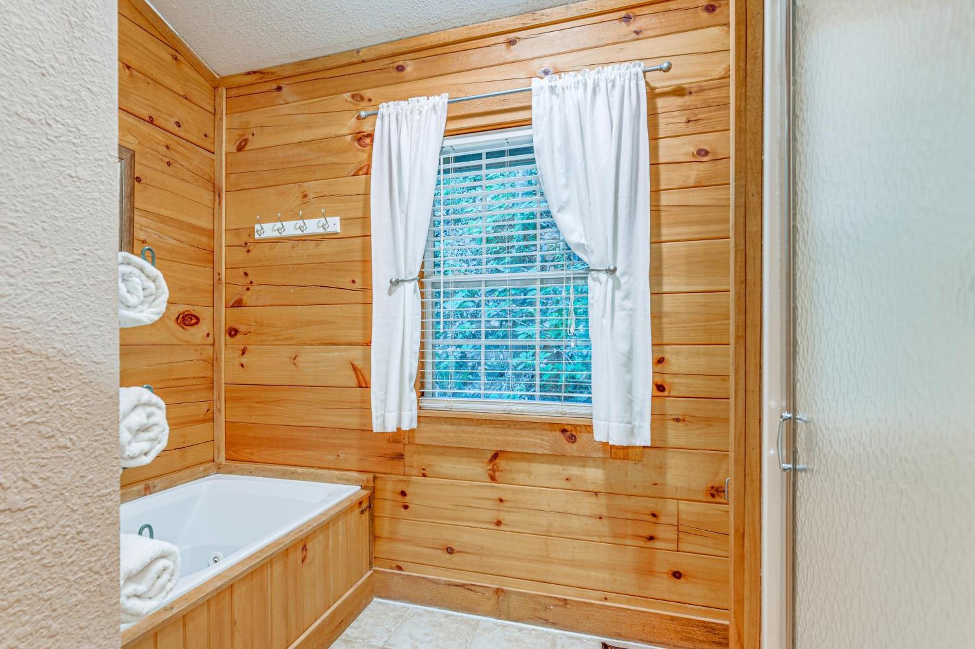 Serene Maggie Valley Retreat With Deck And Hot Tub! Екстериор снимка