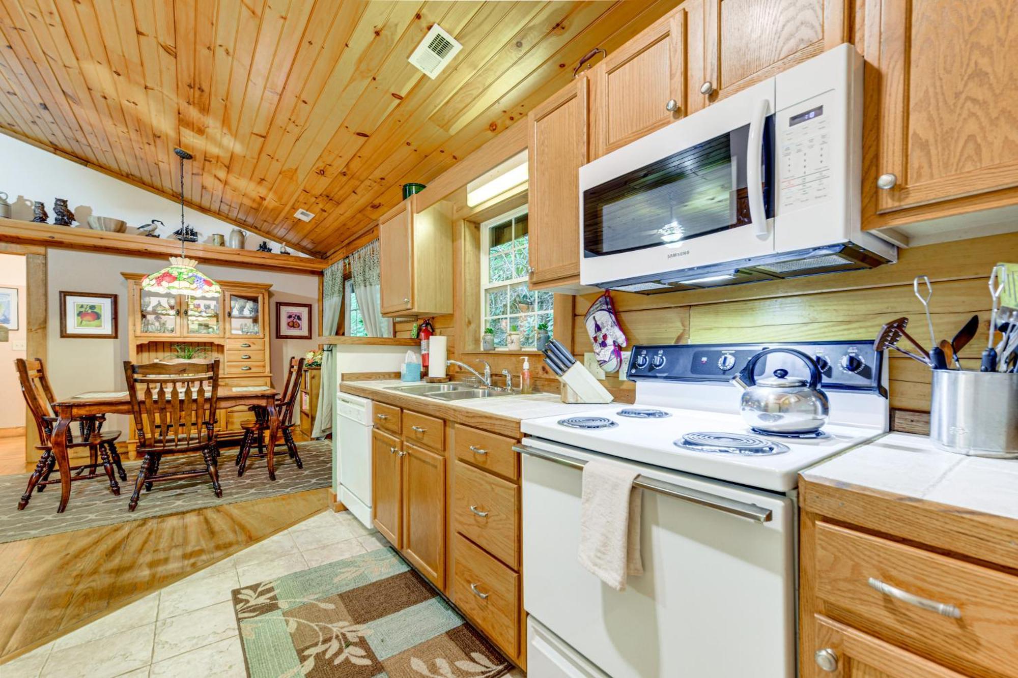 Serene Maggie Valley Retreat With Deck And Hot Tub! Екстериор снимка