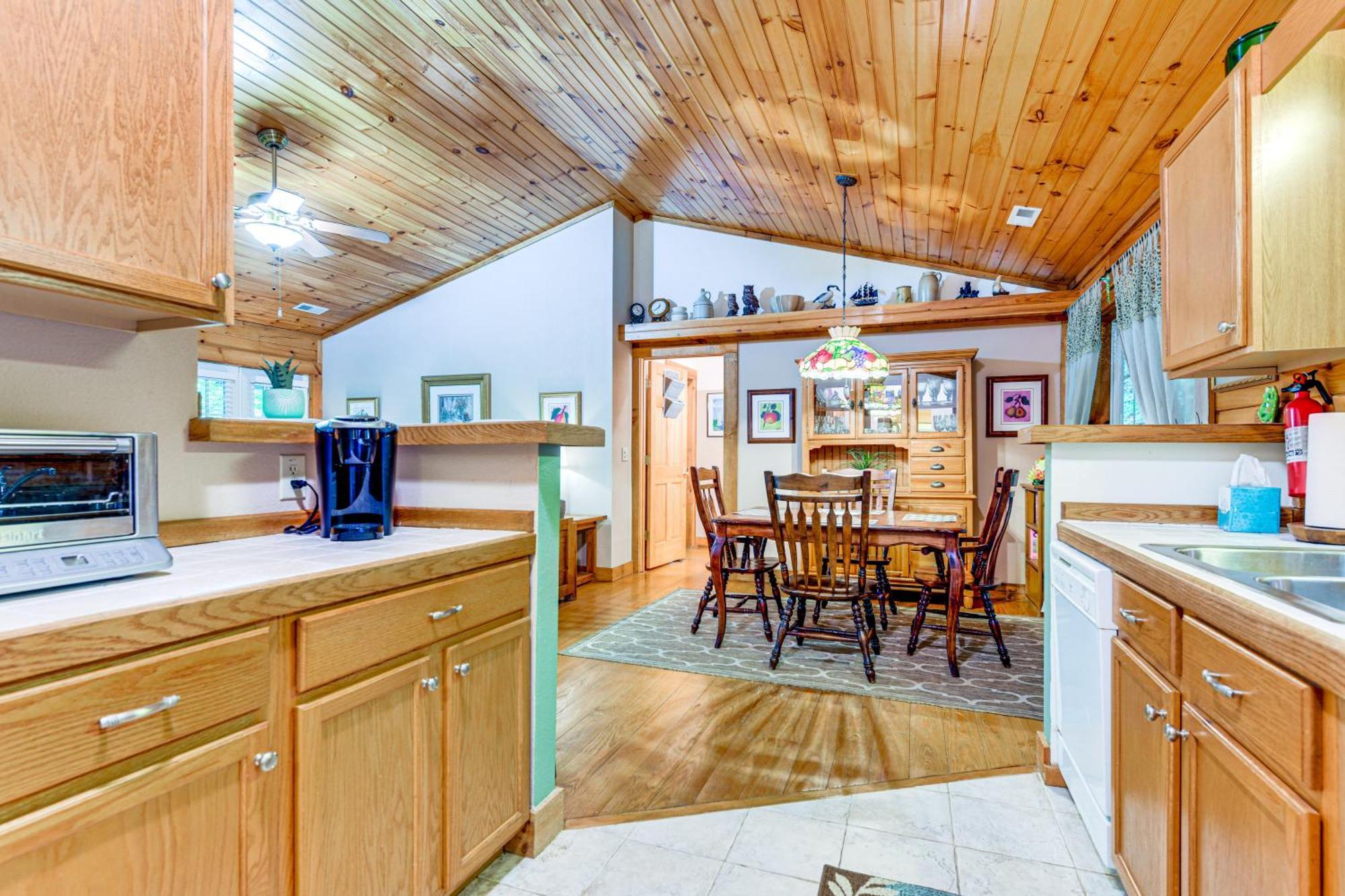 Serene Maggie Valley Retreat With Deck And Hot Tub! Екстериор снимка